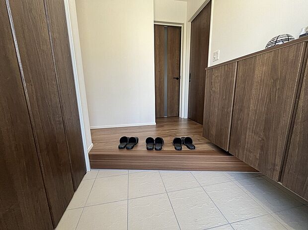 【玄関】玄関には土間収納が備わっており、ベビーカーやゴルフバッグ、アウトドア用品などの外で使用する物を衛生的に収納することができます。