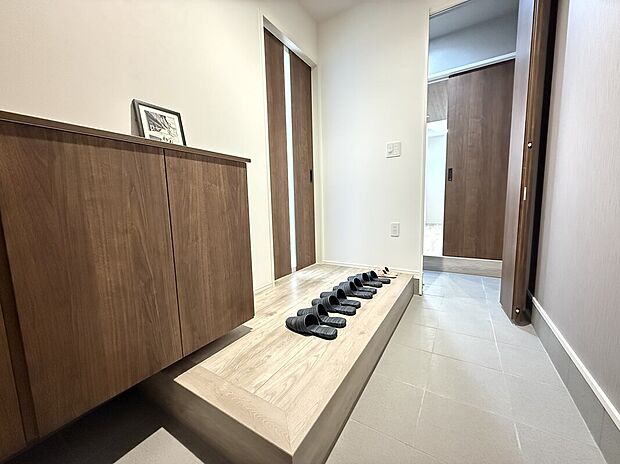 【玄関】玄関には土間収納が備わっており、ベビーカーやゴルフバッグ、アウトドア用品などの外で使用する物を衛生的に収納することができます。