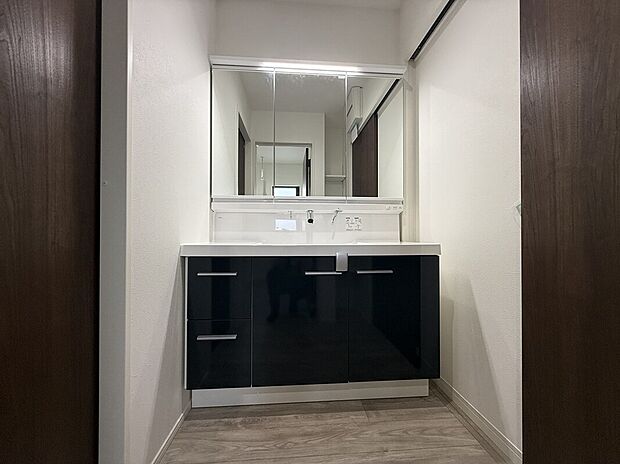 【洗面室】就寝前や朝の身支度の際など、快適にお使いいただける独立洗面室。