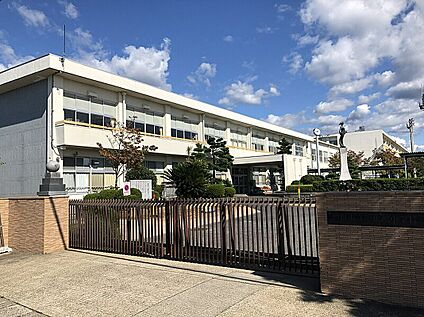 崇化館中学校 約1240～1270m(徒歩16分)