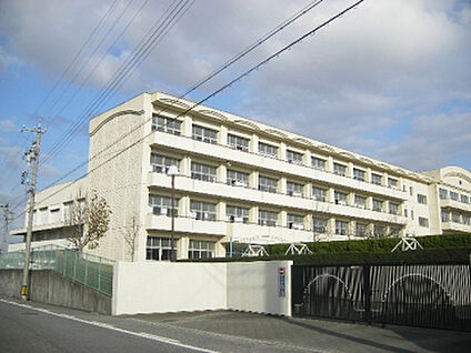 竜南中学校 約1200～1210m(徒歩15～16分)
