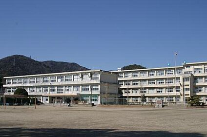 中部中学校 約1400m(徒歩18分)