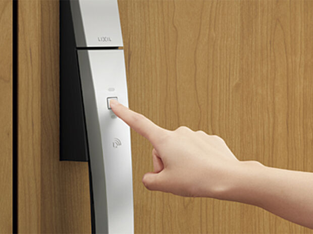 【玄関ドアタッチキー】リモコンキーをバッグに入れたままドアのボタンを押して開錠するワンタッチスタイル。買い物帰りやお子様を抱っこして手がふさがっているときに鍵を探す手間が省けて便利です。