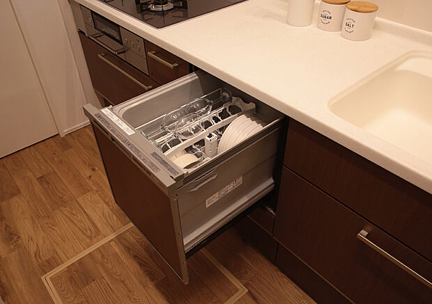 【食器洗い乾燥機】お料理後の後片付けをきちんとサポートするビルトインタイプの食器洗い乾燥機を標準装備。