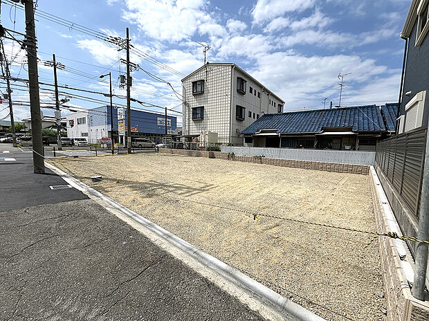 【現地写真】幅員約5.7~12.0mの道路に接道しています。北東側の前面道路は、北西方向に一方通行。南東側の道路には歩道が整備されているので、お子様が歩いて通学しやすい環境です。/2024年7月撮影