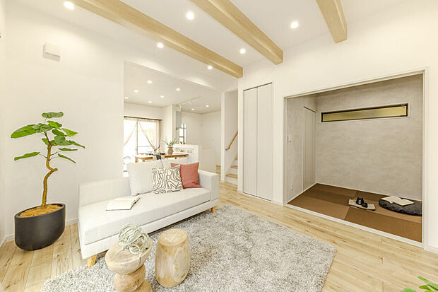 【LDK/当社施工例】
天井に施した梁と床材は、やさしい色合いの木目を採用。自然光やグリーンとマッチした、ナチュラルテイストの住空間に仕上がりました。