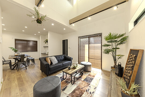 【LDK/当社施工例】
掃き出し窓から注ぐ自然光と、等間隔に並んだダウンライトが柔らかく照らす団欒空間。リビングとダイニングをゆるやかにゾーニングできる設計で、メリハリのあるインテリアが叶います。