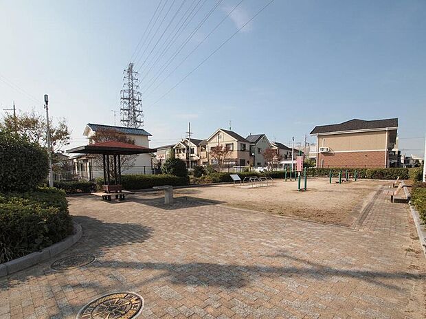 葛の葉5号公園まで80m 徒歩1分。健康遊具と屋根付きのベンチが設置された、比較的コンパクトな公園です。周辺は高い建物がなく、自然光が差し込むので日向ぼっこをしながら休憩ができます。