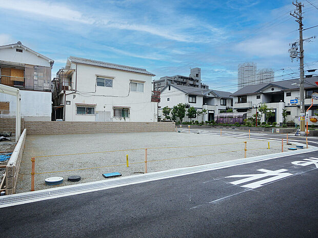 【前面道路含む現地写真】
南海本線「泉大津」駅まで徒歩8分！教育施設や買い物施設が徒歩11分圏内に揃う、幅広い世代が暮らしやすいロケーションも魅力です。/2025年11月撮影