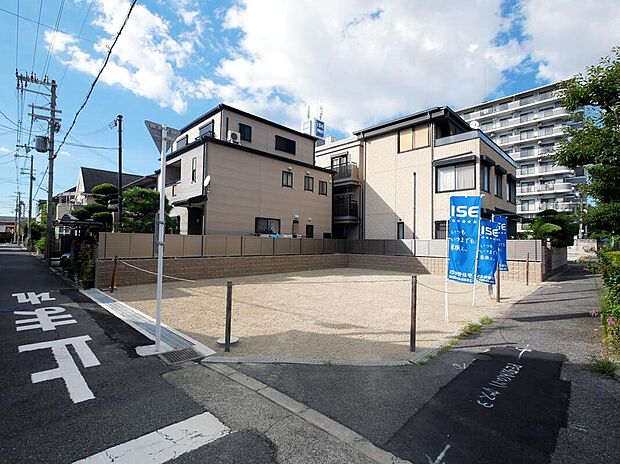 【前面道路含む現地写真】
整備された歩道に面し、徒歩やベビーカーでの移動もスムーズ◎お子様の通学やお出掛けの際にも安心です。/2025年8月撮影