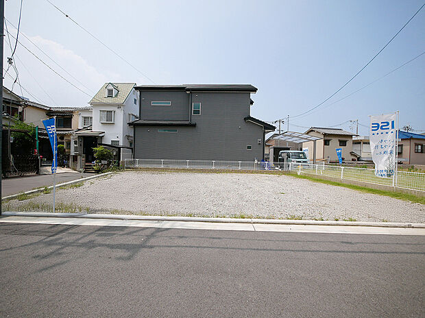 【現地土地写真】北東側・南東側道路に面しています。アスファルト舗装されたフラットな道路のため、自転車・ベビーカーでの移動もスムーズに行えます。(2025年7月撮影)