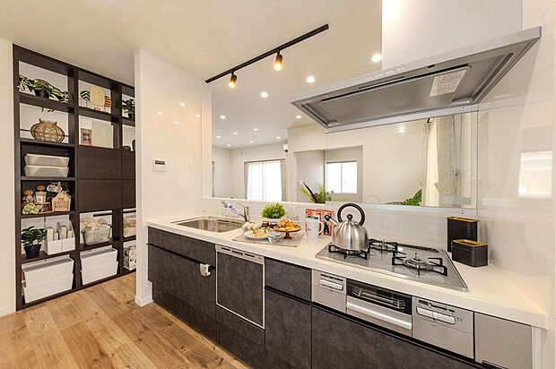 【キッチン/当社施工例】
システムキッチンは、食器洗浄乾燥機や人造大理石のカウンタートップなど、先進の設備・仕様を採用しています。背面に洗面室があるので、朝のお洗濯やお弁当作りも捗ります。