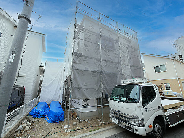 【現地写真】8号地建築中!2026年6月下旬完成予定です。LDKはご家族揃って寛げる約19帖のゆとりある広さ。2階3洋室など全居室収納付きで、スッキリと片付いた住空間に。/2026年4月撮影