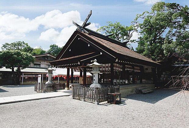 【大鳥大社まで徒歩10分(約750m～770m)】防災雨祈の御祈願社として、全国から参拝者が足を運びます。「元旦祭」や「夏大祭」など、一年を通して様々な行事・祭礼が行われており、賑わいを見せます。