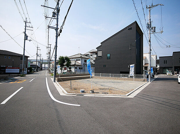 【現地写真】幼保や公園、医療機関が徒歩11分圏内に揃い、子育て世帯にも暮らし良い環境。小学校徒歩8分、中学校徒歩12分で、9年間の通学も安心です。買い物施設も身近に充実しています。/2025年7月撮影