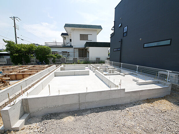 【外観(2号地)】水回りを集約し家事効率◎インナーバルコニーに面した主寝室はWIC付きです。車2台並列駐車可(車種による)。堺泉北道路など主要道路へアクセスしやすくカー利用も便利。/2026年7月撮影