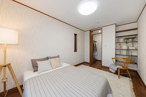 【【洋室/当社施工例】】造り付けの棚には書籍を見やすく並べたり、思い出の写真や小物などを美しくディスプレイ。ウォークインクローゼットが設けられ、室内をより広くお使いいただけます。