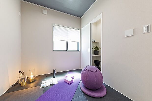 【 【和室/当社施工例】】ダークカラーの畳がモダンな雰囲気。来客時の寝室や趣味のスペースなど、一部屋あると何かと便利な和室です。