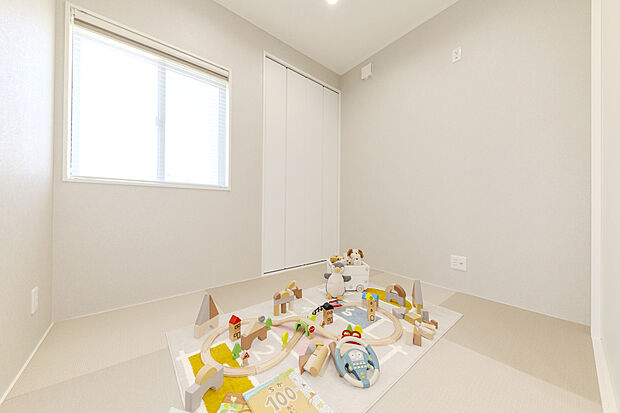 【【1号地/和室】】引き戸や収納扉などの建具もホワイトで統一され、LDKとの馴染みが良い点も魅力です。セカンドリビングとしても便利で、ゲストを招いた時も個々の居場所を確保できます。