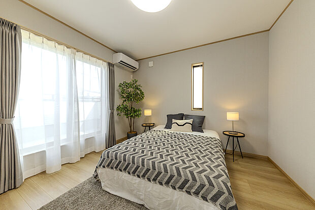 【【1号地/洋室】】南東向きのバルコニーに面しております。晴れた日は、寝具を気軽に天日干しできます。また壁一面にクローゼットを設けており、住空間を有効に活用できます。