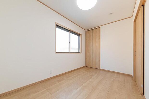 【【洋室】】やわらかい印象の明るいウッディな内装です。木目から癒しと温もりを感じられ、プライベートタイムをのんびりと過ごせそうです。個々の私物を仕舞える収納スペースが備わっています。