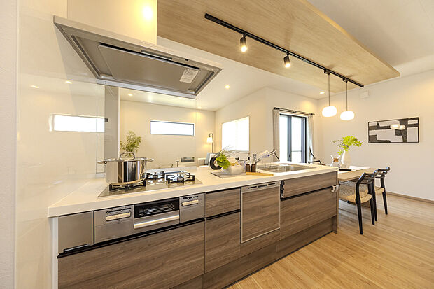 【【キッチン/当社施工例】】フルフラットキッチンは立ち上がり部分が少なく、お手入れがしやすい点もポイント。ビルトイン食洗機など、機能性にもこだわりました。食後の洗い物は任せて、ご家族との時間を増やしていただけます。