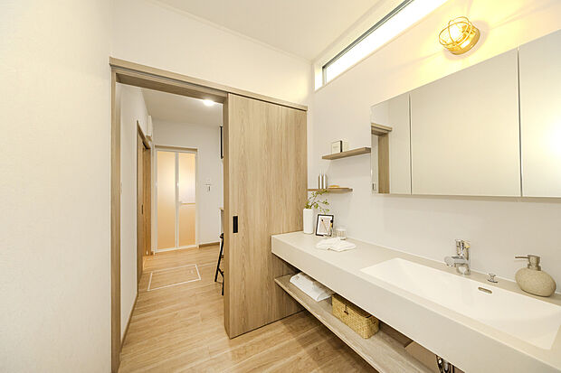 【【洗面室/当社施工例】】ハイサイドライトから自然光が届く洗面室です。洗面台はホテルライクなデザインで、日常のちょっとした気分転換にも。カウンターは、メイクアップスペースとしてもゆったり使えるワイドサイズです。