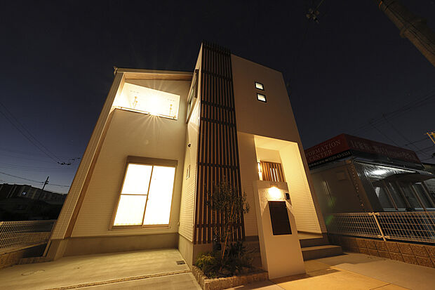 【【モデルハウス(8号地)】】暖色の優しい灯りがご家族の帰りを温かく迎え入れます。ご家族構成やライフスタイルに合わせた住まいが建築できる『自由設計』で、理想のマイホームを叶えませんか？