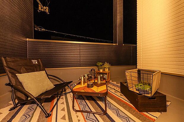 【【バルコニー/当社施工例】】洗濯物を干すだけじゃもったいない！休日はご家族とグランピングやガーデニングが楽しめます。インナータイプなので周囲からの視線を気にせずに、のんびりと過ごせそうです。