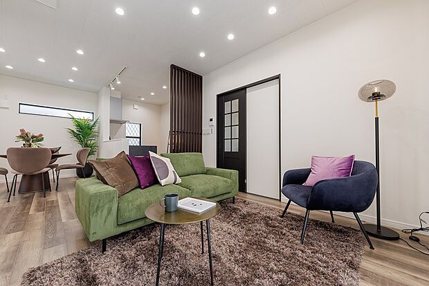 【【LDK/当社施工例】】木目が美しいフローリングを採用した、落ち着いた雰囲気のLDK。出入り口の扉は引き戸タイプのため、開閉時の場所を取らず空間をより有効に使えます。