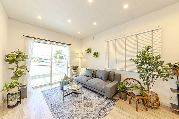 【【LDK/当社施工例】】窓から差し込む光が、白い壁と柔らかい色のフローリングに降りそそぎ、一層明るい室内を演出しています。