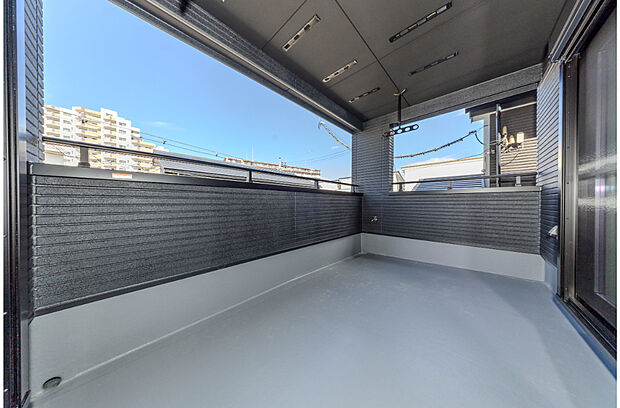 【【2号地モデルハウス】】雨の日も安心のインナーバルコニー。奥行があり、プランター菜園やティータイムなど、多彩に活用できるスペースです。