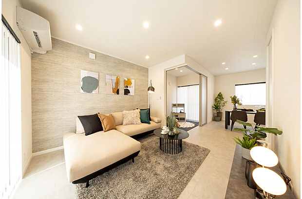 【【2号地モデルハウス】】抜け感のあるL型ソファがゆったりと寛げる空間。独創的なデザインとアクセントクロスが融合し、上質なリラックスタイムを実現◎アーチを描くフロントライトがラグジュアリー感を演出します。