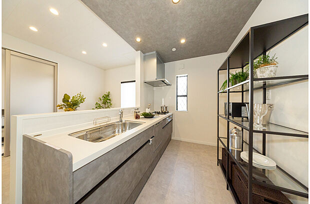 【【2号地モデルハウス】】質感のあるシステムキッチンが高級感を演出します。下り天井に統一感のあるアクセントクロスを取り入れることでデザイン性を高めました。