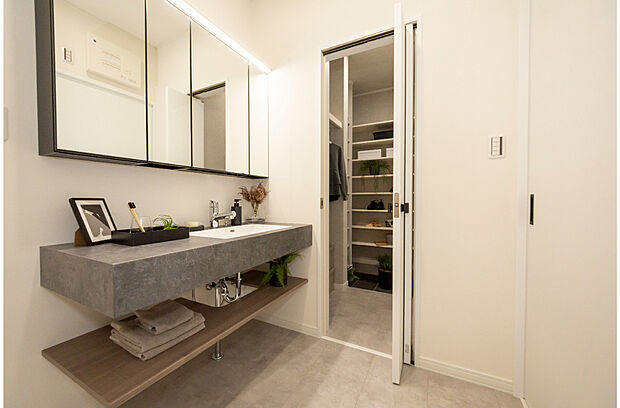 【【2号地モデルハウス】】フロートタイプの洗面台がホテルライクな印象。シューズクロークを経由し、玄関へ出入りできる設計で、お出かけ&帰宅動線も良好です◎