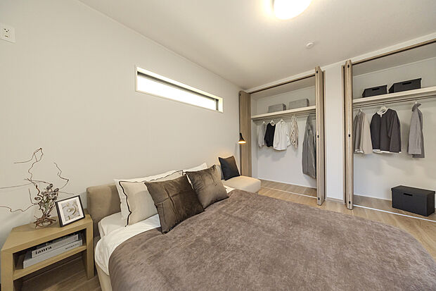 【【6号地モデルハウス】】ゆとりある主寝室には、壁一面にクローゼットを2箇所設けました。用途や季節などによって整理整頓がしやすく、収納家具要らず。室内を広くお使いいただけます。