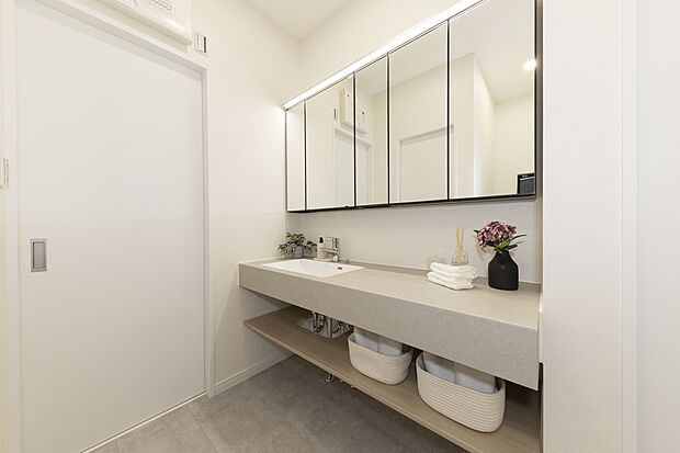 【【洗面室/当社施工例】】ホテルライクな洗面台は、ご家族並んで身支度ができるワイドサイズ。カウンター部分を広く取っているので、毎朝のメイクやスキンケアも快適◎おしゃれなフロートタイプです。