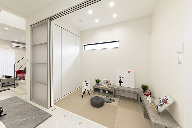 【【和室/当社施工例】】意匠性の高い琉球風畳を施した和室はダイニングサイドに設けました。必要に応じて引き戸で仕切ることもでき、空間にメリハリが生まれます。曇りガラス仕様なので、圧迫感が軽減されます。