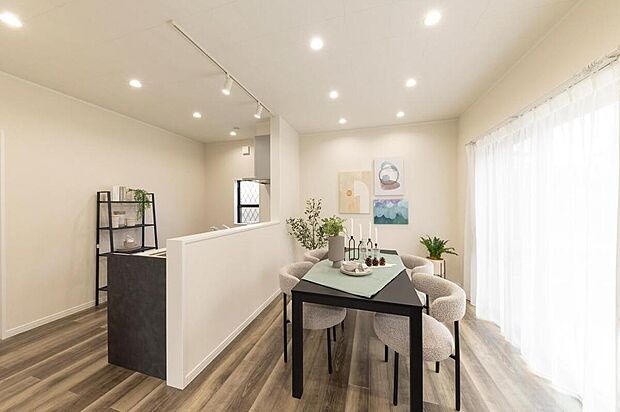 【【LDK(22号地モデルハウス)】 】東側に大きく開口した窓から心地よい朝日が差し込むダイニング。シンメントリーに配置したダウンライトが、住まいの意匠性を高めています。