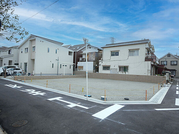 【【前面道路含む現地写真】】南海本線「泉大津」駅まで徒歩8分！教育施設や買い物施設が徒歩11分圏内に揃う、幅広い世代が暮らしやすいロケーションも魅力です。/2025年11月撮影