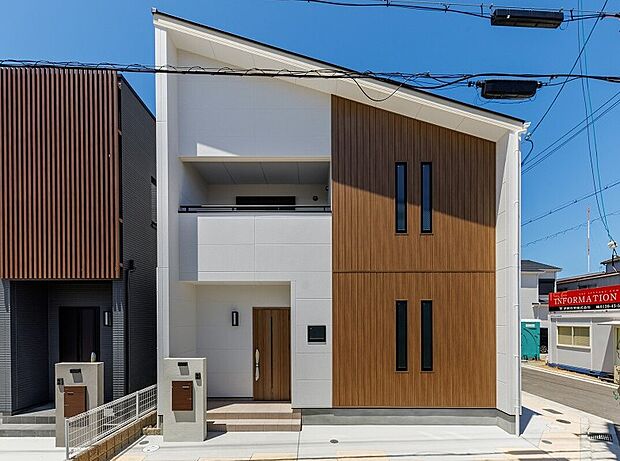 【【外観/当社施工例】】片流れ屋根がスタイリッシュな印象を与える la eaves（ラ・イーブス） 白と木目を基調にした、すっきりとしたデザインの家。飽きることのない美しさを保ちます。