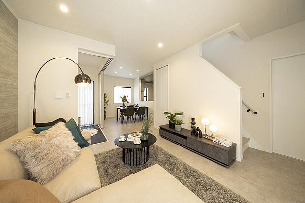 【【2号地/LDK】】リビングは、寒い季節も足元から暖かく快適にお過ごしいただける、床暖房が設置されております。