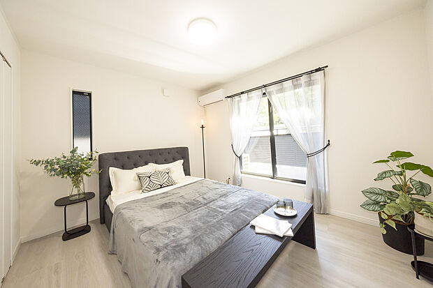 【【2号地/洋室】】南側がバルコニーサイドで明るい主寝室は、約7帖のゆとりある空間に。廊下と繋がる2WAY仕様のウォークスルークローゼット付きで、居住空間を広く使えます。