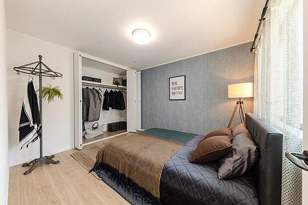 【【洋室/当社施工例】】ベッドを壁付けでレイアウトできるよう腰高窓を採用しました。天井高のCLには、ワードローブや小物をたっぷりと仕舞えます。