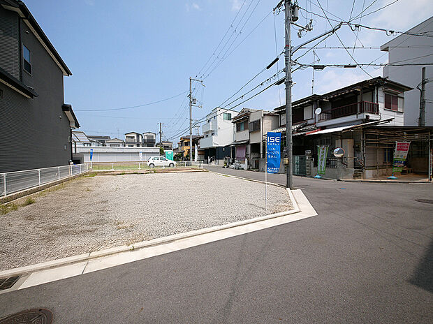 【【前面道路含む現地写真】】周囲は低層住宅が立ち並ぶ穏やかな住宅街です。陽光が注ぐ、開放的な分譲地で明るいマイホームが叶います。(2025年7月撮影)