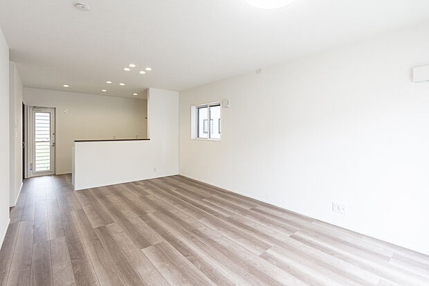 【1階約18帖LDK/A号地】多面採光で明るい自然光に包まれ、開放感のある広々LDK。ご家族揃って寛ぎの時間が流れます。キッチン背面の勝手口からも直接外へ出入りができ、水回りへの動線もスムーズです。