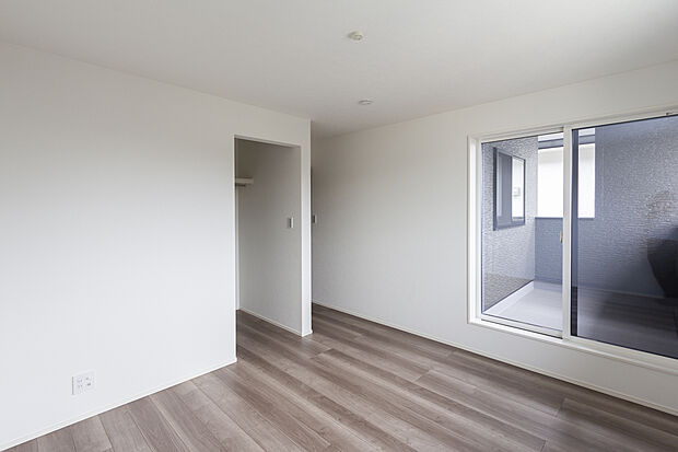 【【2階約7.5帖洋室/A号地】WIC付きで、衣類や季節用品などたっぷり収納できる洋室。約2.3帖のWICを備えました。東向きの大きな窓からバルコニーへ直接出入りができ、乾いた洗濯物を畳まずそのままWICへ収納いただくことも。