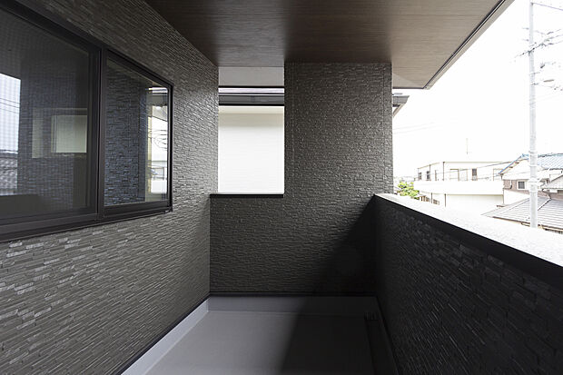 【【2階バルコニー/A号地】】南向きで採光を確保しやすく、洗濯物が乾かしやすいバルコニーは家事の心強い味方。手すりにたくさんの布団を並べて干すことができ、屋根付きで急な天候変化の際にも安心です。