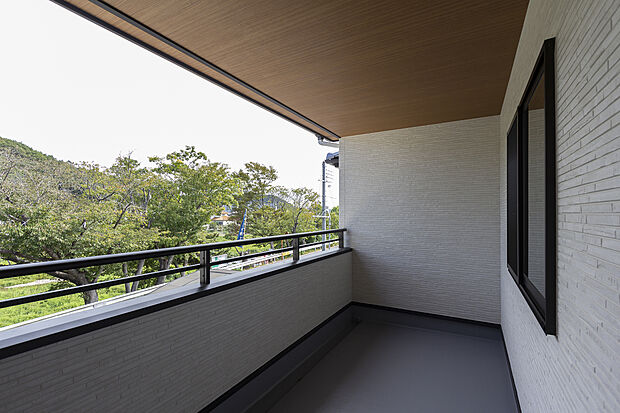 【【2階バルコニー/A号地】】奥行きのある形状を活かし、テーブルセットを置いてカフェタイムなど、ちょっとした息抜きもできる広さです。東側が開けているため、朝から心地よい日差しや風を浴びながら、1日の活力をチャージすることも。