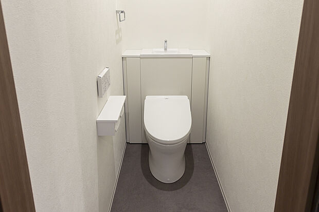 【【1階トイレ/A号地】】1階トイレはタンク部分が視界に入らないデザインで、空間がスッキリ広く感じられます。1年を通して快適な温水洗浄便座付き。操作パネルは楽な姿勢で操作ができ壁付仕様です。